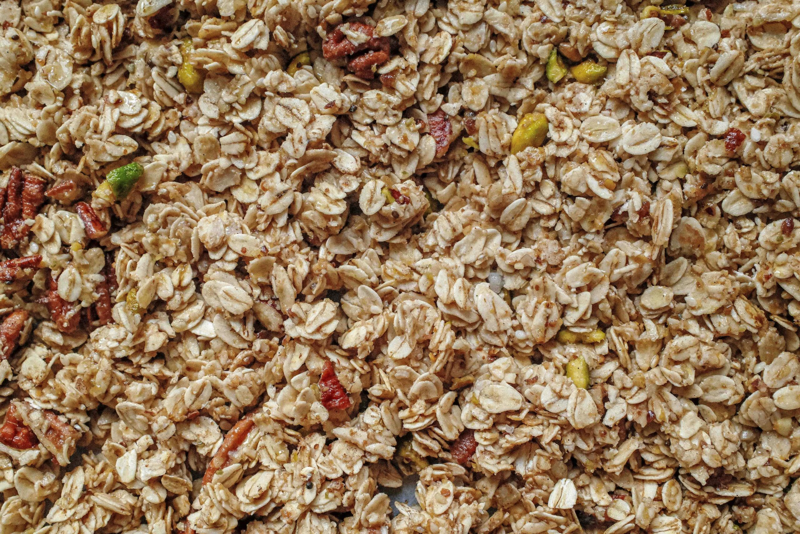 Draufsicht auf gesundes, hausgemachtes MÃ¼sli aus Hafer, NÃ¼ssen und Samen, perfekt zum FrÃ¼hstÃ¼ck.